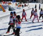 Τυπικό σκηνή χειμώνα με τα παιδιά σκι στο βουνό